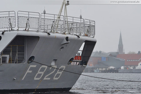 Wilhelmshaven Großer Hafen: Fregatte HNLMS Van Speijk (F828) fährt Schleife