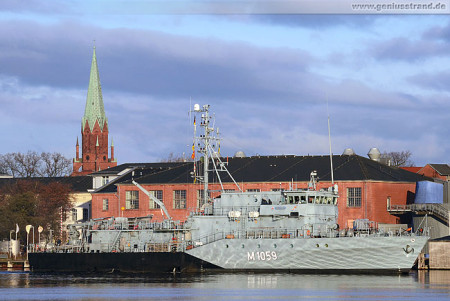 Wilhelmshaven: Minenjagdboot Weilheim (M 1059) beim Schleife fahren