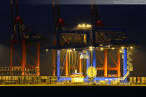 Wilhelmshaven JadeWeserPort: Containerzug der OHE wird beladen