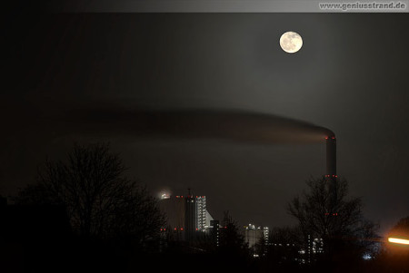 Wilhelmshaven: Nachtaufnahme vom GDF Suez Kohlekraftwerk bei Vollmond