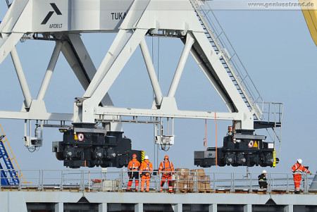 Wilhelmshaven Hannoverkai: Doppellenkerkrane (Tukan 1500) werden verladen