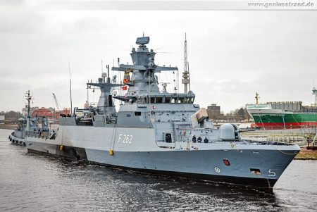 Wilhelmshaven: Die Korvette Erfurt (F 262) vor der Jachmannbrücke