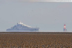 Schiffsbilder/Shipspotting: Weltgrößte Luxusyacht Azzam auf Schillig-Reede