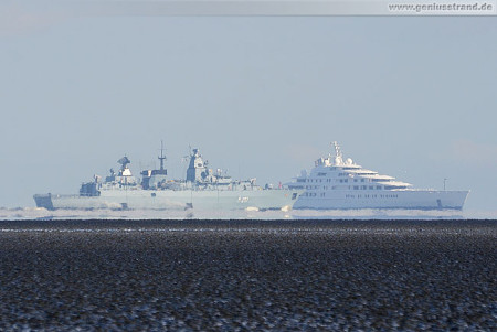 Schiffsbilder/Shipspotting: Weltgrößte Luxusyacht Azzam auf Schillig-Reede