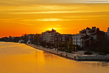 Wilhelmshaven: Schöner Sonnenuntergang am Großen Hafen (Bontekai)