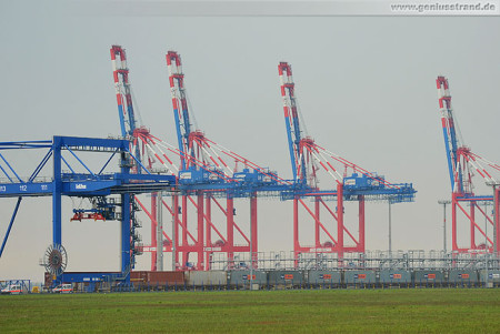 Zwei Containerzüge verlassen den Container Terminal Wilhelmshaven (CTW)