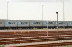 Zwei Containerzüge verlassen den Container Terminal Wilhelmshaven (CTW)