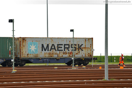 Zwei Containerzüge verlassen den Container Terminal Wilhelmshaven (CTW)