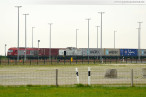 Zwei Containerzüge verlassen den Container Terminal Wilhelmshaven (CTW)