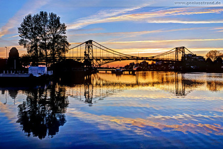 Wilhelmshaven: Die Kaiser-Wilhelm-Brücke kurz nach Sonnenuntergang