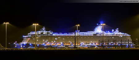 Mein Schiff 3 (TUI Cruises) bei Nacht am JadeWeserPort in Wilhelmshaven (Eurogate Container Terminal Wilhelmshaven)