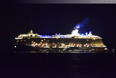 Wilhelmshaven: Mein Schiff 3 (TUI Cruises) bei Nacht am JadeWeserPort