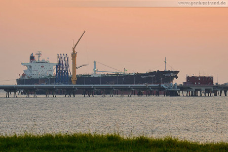 Wilhelmshaven: Tanker Seanostrum an NWO-Löschkopf Nr. 4 