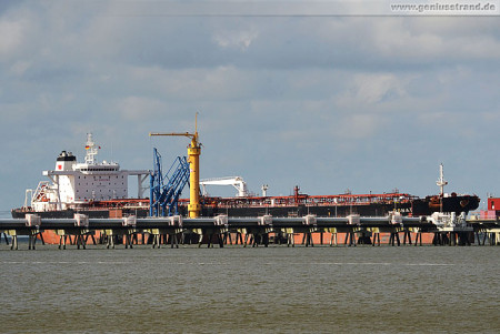 WILHELMSHAVEN: Crude Oil Tanker DONAT am NWO-Löschkopf 4