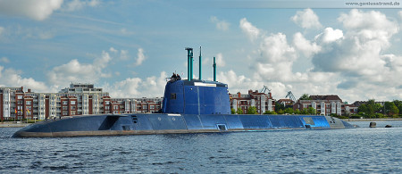 Wilhelmshaven: U-Boot RAHAV fährt Schleife im Großen Hafen