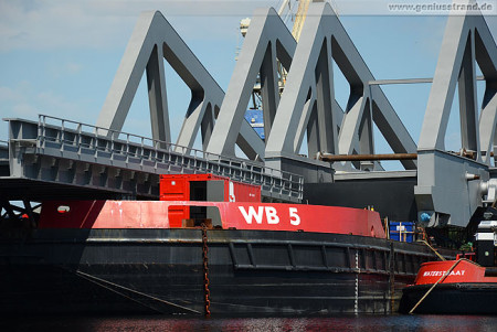 Retheklappbrücke: Europas größte Klappbrücke in Wilhelmshaven montiert