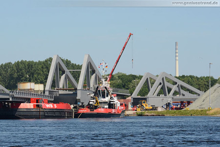 Wilhelmshaven: Die Brückenelemente der Retheklappbrücke werden verladen