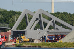 Wilhelmshaven: Die Brückenelemente der Retheklappbrücke werden verladen