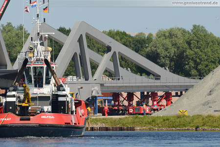 Wilhelmshaven: Die Brückenelemente der Retheklappbrücke werden verladen