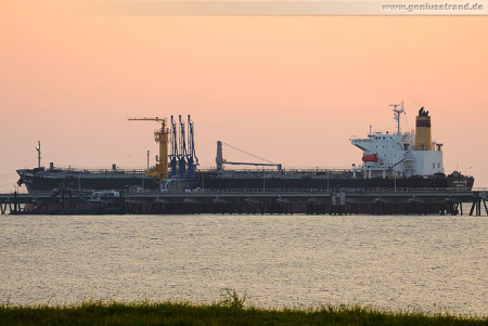 Wilhelmshaven Ölhafen: Tanker Mare Atlantic an Löschkopf Nr. 2