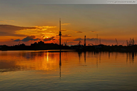 Wilhelmshaven: Sonnenuntergang am Flut- und Pontonhafen Nassauhafen