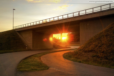 Wilhelmshaven: Sonnenuntergang hinter dem Oberfeuer Voslapp