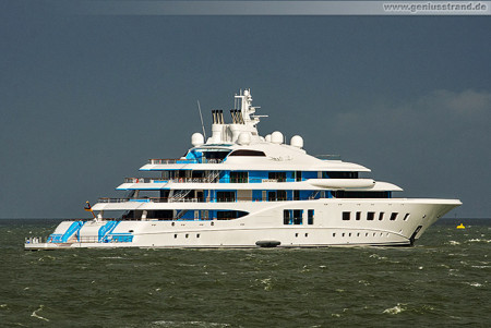 Wilhelmshaven: Luxusyacht QUANTUM BLUE bei Testfahrt auf der Jade