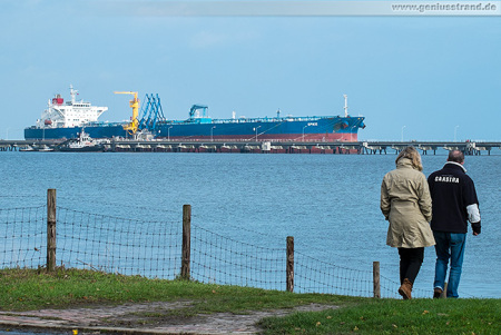 Wilhelmshaven Ölhafen: Tanker SPIKE an der NWO-Löschbrücke