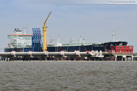 Wilhelmshaven: Tanker MINERVA ALICE an der NWO-Löschbrücke