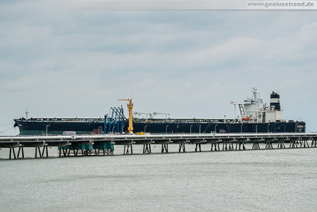 WILHELMSHAVEN: Supertanker EVGENIA I an der NWO-Löschbrücke