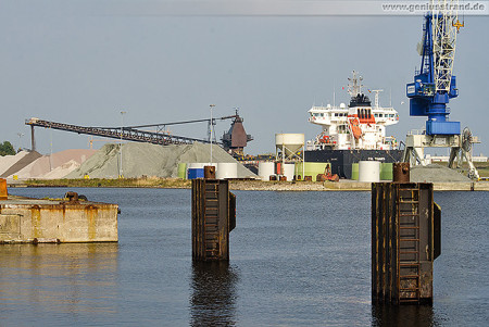 Wilhelmshaven: Selbstentlöscher CSL THAMES löscht Steine bei Rhenus Midgard