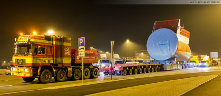 Wilhelmshaven JadeWeserPort/Voslapp: Schwerlasttransport mit Maschinenhaus/Gondel in Richtung Anzetel unterwegs