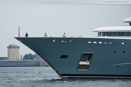 Wilhelmshaven: Luxusyacht RADIANT im Nordhafen (Neue Jadewerft)