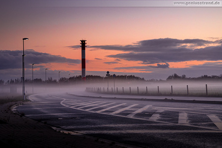 Wilhelmshaven: Sonnenuntergang mit Bodennebel am JadeWeserPort