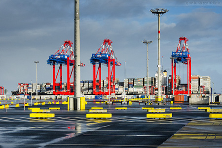 Am Container Terminal Wilhelmshaven/JadeWeserPort die MSC ADELAIDE