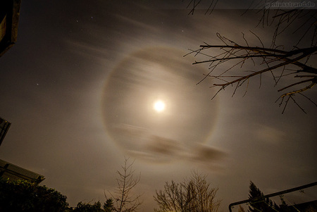 Haloerscheinung in Wilhelmshaven:Lichtring/Kreis um den Mond