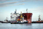 Havarist SILVER CARLA wird in die Werft nach Hamburg geschleppt