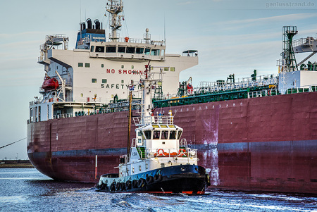 Havarist SILVER CARLA wird in die Werft nach Hamburg geschleppt