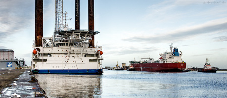 Havarist SILVER CARLA wird in die Werft nach Hamburg geschleppt, daneben das Offshore-Errichterschiff THOR (L 93 m)