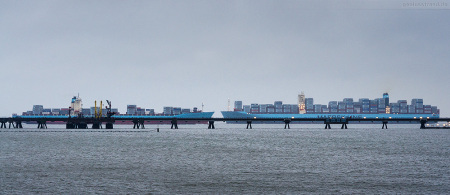 Wilhelmshaven JadeWeserPort: Größenvergleich MAERSK KOKURA (links) und MATZ MAERSK (rechts) Triple-E-Klasse