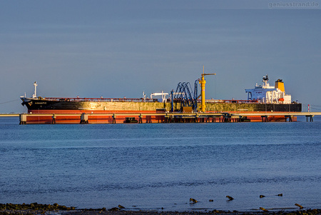 Wilhelmshaven: Tanker ROMANTIC (L 274 m) an der NWO-Löschbrücke