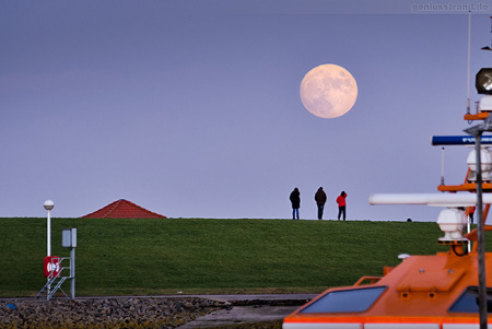 Wilhelmshaven: Vollmond über dem Seedeich am Nassauhafen