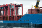 Wilhelmshaven: ABIS BREMEN löscht NTB Van Carrier im Handelshafen
