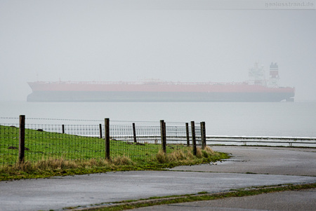 Wilhelmshaven NWO: Tanker BRITITSH VENTURE (L 333 m) läuft aus