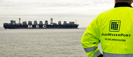 Wilhelmshaven: Größtes Containerschiff der Welt MSC OSCAR am JadeWeserPort (JWP)