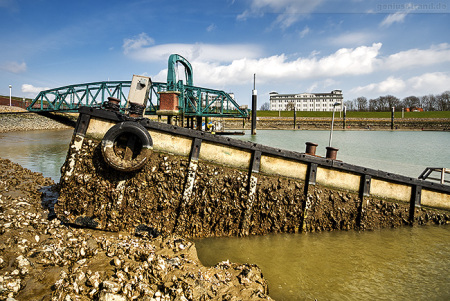 Nassauhafen: Ponton der Nassau Brücke untergegangen und gebrochen