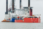 WILHELMSHAVEN: Offshore-Errichterschiff auf der Jade verladen