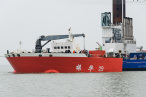 WILHELMSHAVEN: Offshore-Errichterschiff auf der Jade verladen