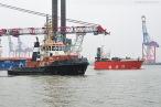 WILHELMSHAVEN: Offshore-Errichterschiff auf der Jade verladen