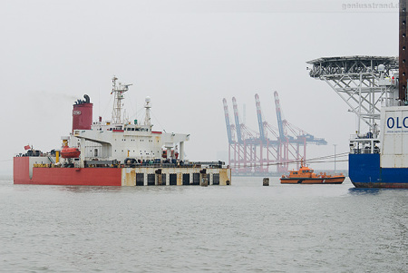 WILHELMSHAVEN: Offshore-Errichterschiff auf der Jade verladen
